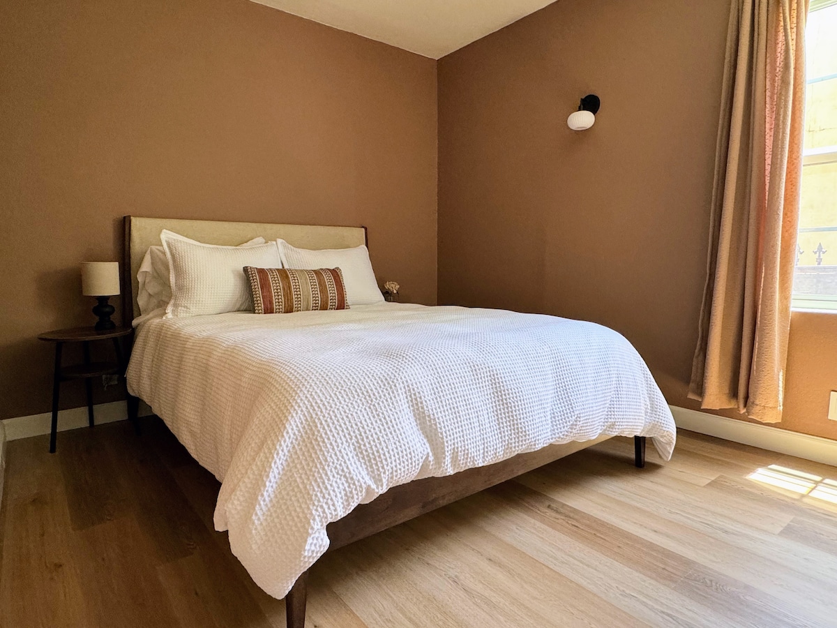 Second bedroom with a queen bed and garden light